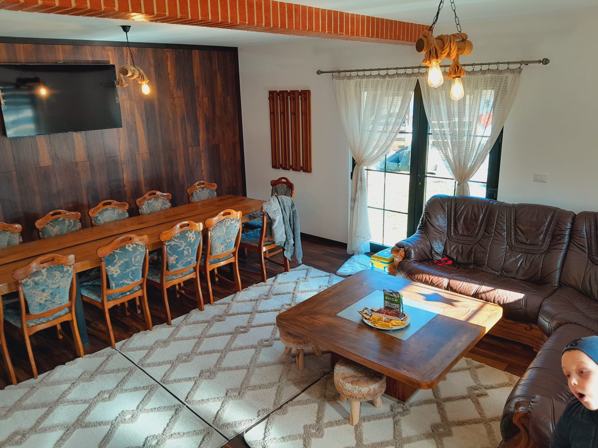 cabana-de-inchiriat-sala-mese